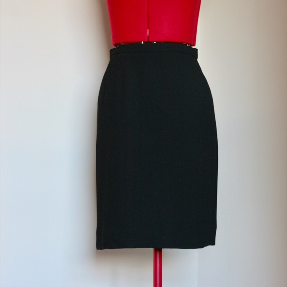 Vintage Chanel skirt suit - Picture 5 of 9